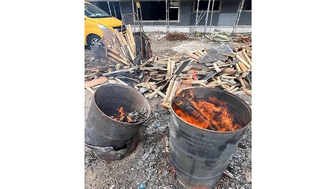 제주시내 한 건설 현장에서 불법 소각된 생활폐기물 (사진, 제주시)