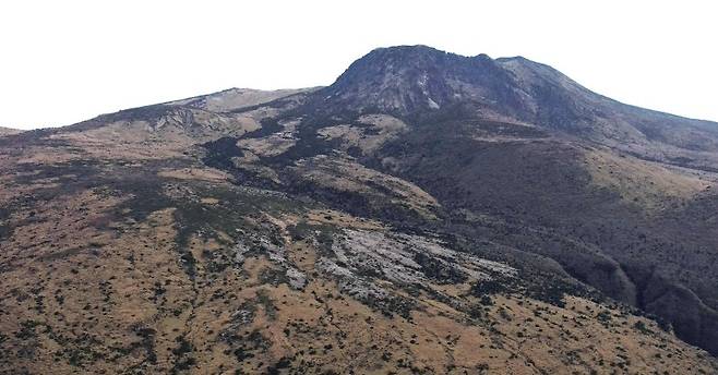한라산 모세왓 일대 전경(유백색 부분이 유문암질 각력암 지대). 국가유산청 제공