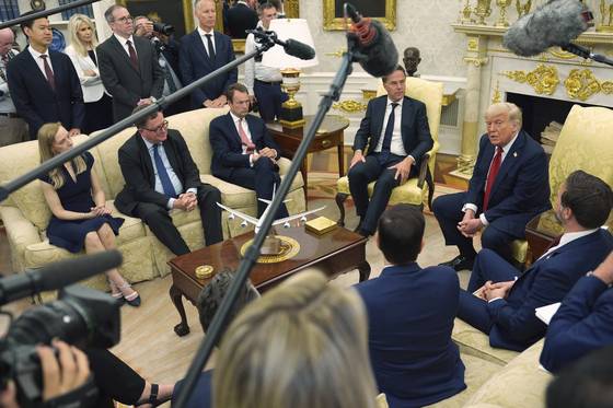 도널드 트럼프 대통령 14일(현지시간) 백악관 오벌 오피스에서 마르크 뤼터 나토 사무총장과 회담 중 발언하고 있다. AP=연합뉴스