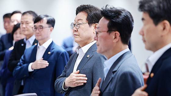 이재명 대통령이 지난 8일 용산 대통령실에서 열린 국무회의에서 국기에 경례하고 있다. 연합뉴스