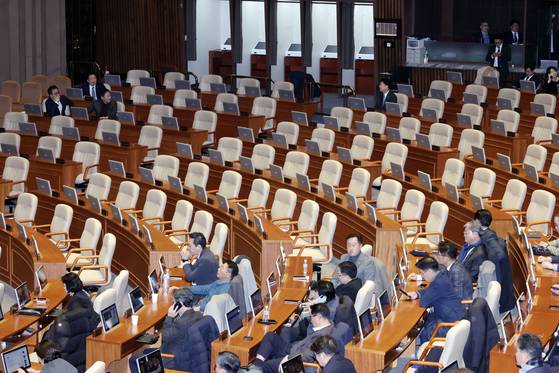 윤석열 전 대통령이 계엄령을 선포한 다음 날인 지난해 12월 4일 새벽 계엄 해제 요구 결의안이 국회 본회의에서 가결된 후 본회의장 모습. 국민의힘 의원석이 대부분 비어 있다. 김성룡 기자