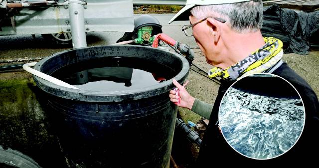 ▲ 춘천 사북면 주민이 사용하는 생활용수에서 농약 성분이 검출돼 경찰이 수사에 나선 가운데 14일 피해자 최 씨가 사건 경위를 설명하고 있다. 원형 사진은 살충제 성분이 검출된 생활용수에 하얀 거품이 잔뜩 끼어있는 모습. 방도겸 기자·최승일씨 제공