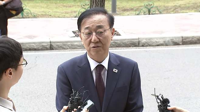 15일 김윤덕 국토교통부 장관 후보자가 출근길 기자 질문에 대답하고 있다.