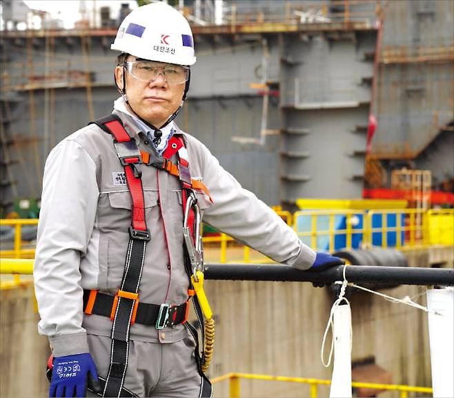 왕삼동 대한조선 대표가 전남 해남조선소에서 현장 점검을 준비하고 있다. 대한조선 제공