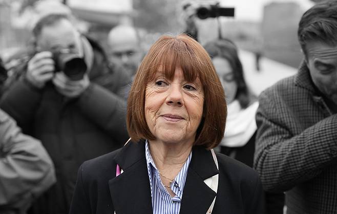 2024년 12월 19일(현지시간) 프랑스 아비뇽에서 사건에 대한 판결이 내려지기 전에 변호사 앙투안 카뮈와 함께 법원 앞에 도착해 있다. 게티이미지