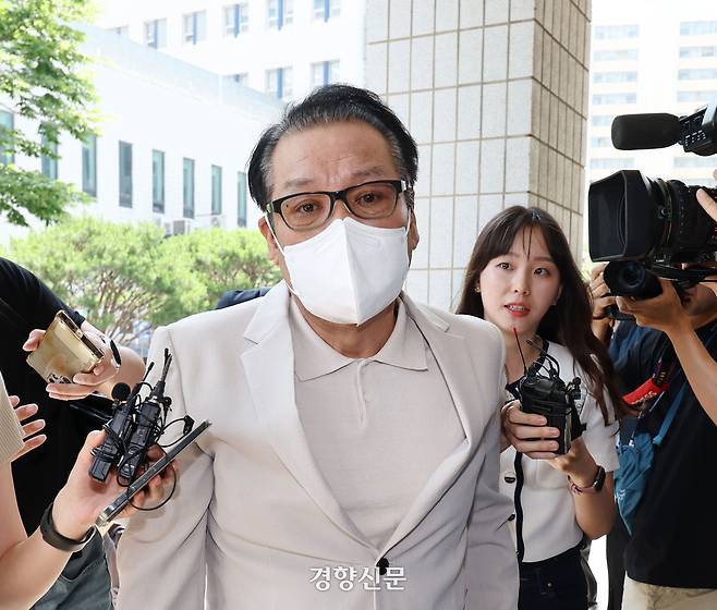 ‘건진법사’ 전성배 씨가 지난 6월 23일 서울 양천구 서울남부지방법원에서 열린 정치자금법 위반 혐의 사건 1심 속행 재판에 출석하기 위해 법정으로 향하고 있다. 문재원 기자