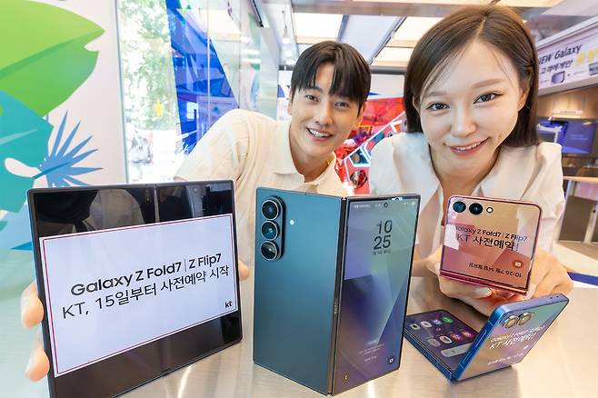모델들이 KT ‘갤럭시 Z 폴드7·Z 플립7’ 사전 예약을 소개하고 있다. KT 제공