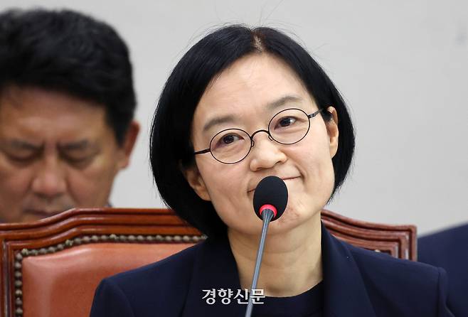 한성숙 중소벤처기업부 장관 후보자가 15일 서울 여의도 국회 산업통상자원중소벤처기업위원회에서 열린 질의를 들으며 미소 짓고 있다. 박민규 선임기자