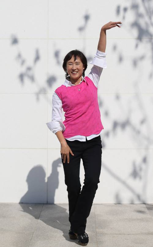 김향숙 대표가 신체심리학자로 활동하던 2017년 조선일보와의 인터뷰에서 동작을 취한 모습. 김 대표 제공