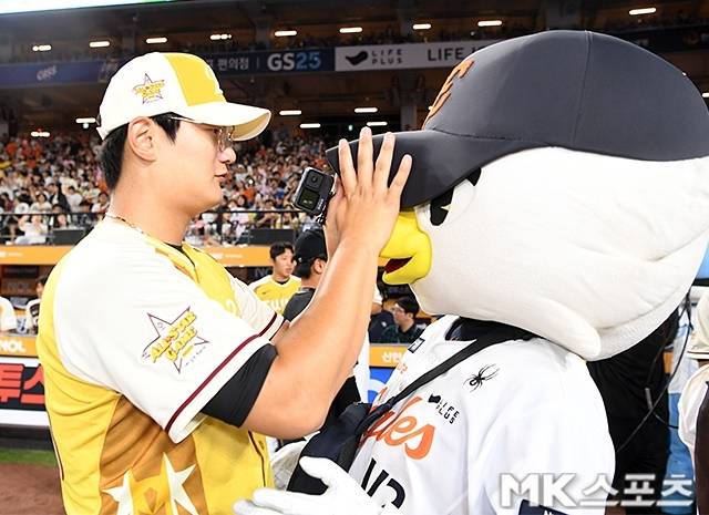 올스타전 홈런 더비 행사 도중 김서현이 한화 마스코트와 장난 치고 있다. 사진=천정환 기자