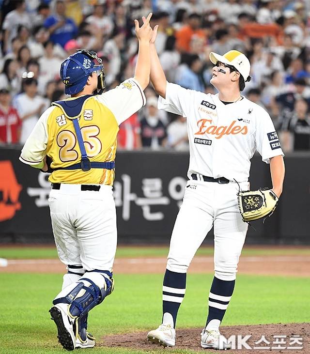 김서현이 올스타전에서 나눔 올스타의 승리를 지킨 뒤 김형준(NC 다이노스)과 세리머니를 펼치고 있다. 사진=천정환 기자