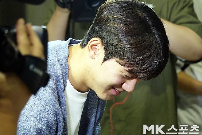 이날 인천공항을 찾은 팬들에게 사인해 주고 있는 윤도영. 사진=이근승 기자