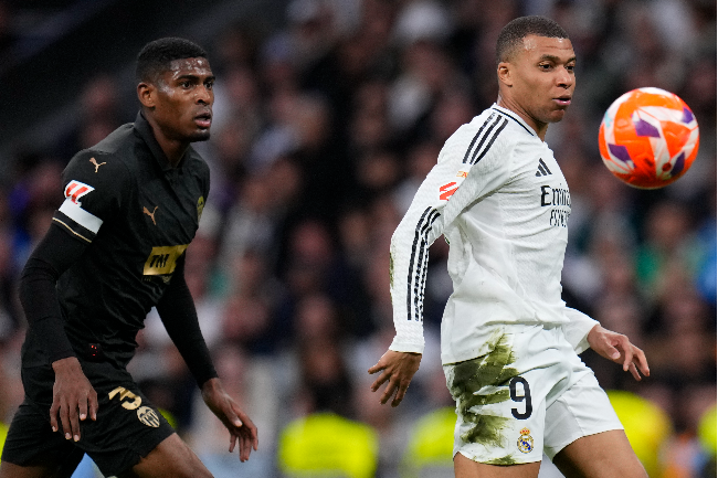 킬리안 음베파를 수비하는 크리스티안 모스케라. 사진=AP=연합뉴스 제공