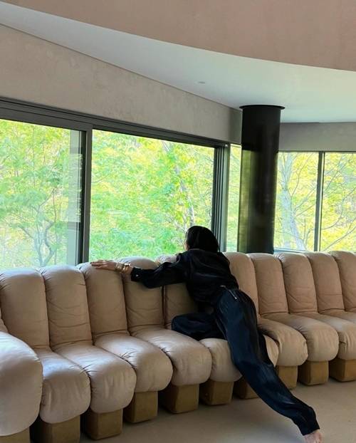 배우 김혜수가 맨발만으로도 압도적인 비율을 증명했다. 사진=김혜수 SNS