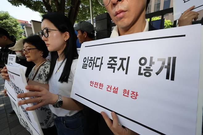 인우종합건설 산재사망 故 문유식씨의 딸 문혜연씨가 12일 오전 서울 마포구 서울서부지방법원 앞에서 열린 항소심 선고 기자회견에 참석해 있다. 재판부는 징역 1년을 선고했던 1심보다 낮은 징역 8개월을 선고했다. 다만 재판부는 1심에서 벌금 2000만원을 선고 받은 인우종합건설에 대해서는 항소를 기각하고 1심 형량을 유지했다. 2025.06.12. kmn@newsis.com /사진=뉴시스