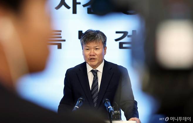 (서울=뉴스1) 오대일 기자 = 윤석열 전 대통령 부인 김건희 여사와 관련한 각종 의혹 사건을 수사하는 민중기 특별검사팀 문홍주 특검보가 9일 오후 서울 종로구 KT광화문빌딩에서 정례 브리핑을 하고 있다. 2025.7.9/뉴스1 Copyright (C) 뉴스1. All rights reserved. 무단 전재 및 재배포, AI학습 이용 금지. /사진=(서울=뉴스1) 오대일 기자