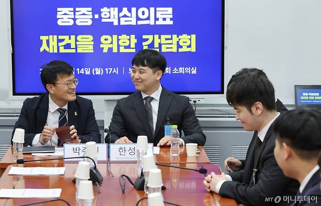 (서울=뉴스1) 안은나 기자 = 박주민 국회 보건복지위원회 위원장(왼쪽)이 14일 오후 서울 여의도 국회에서 열린 중증·핵심의료 재건을 위한 간담회에서 한성존 대한전공의협의회 비상대책위원장을 비롯한 위원들과 대화하고 있다. 2025.7.14/뉴스1 Copyright (C) 뉴스1. All rights reserved. 무단 전재 및 재배포, AI학습 이용 금지. /사진=(서울=뉴스1) 안은나 기자