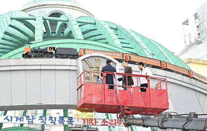 김영길 울산중구청장이 중구 성남탑 시계탑을 점검하고 있다. 중구청 제공