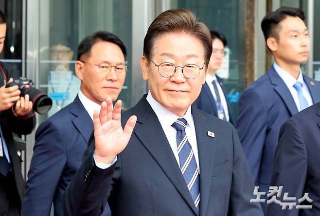 이재명 대통령이 지난달 26일 오전 서울 여의도 국회에서 2025년도 제2회 추가경정예산안에 대한 정부의 시정연설을 마치고 국회를 나서며 인사를 하고 있다. 윤창원 기자