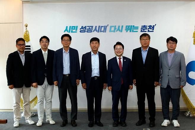 15일 대한테니스협회와 춘천시의 데이비스컵 개최 간담회에 참석한 관계자들이 기념 촬영한 모습. 협회