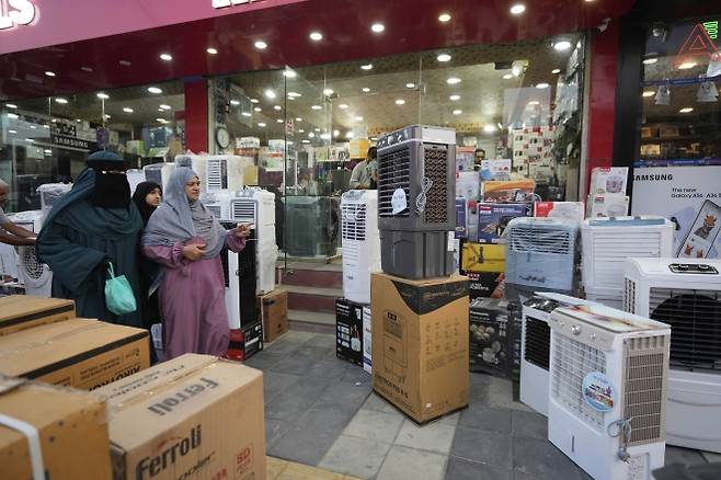 인도령 카슈미르 지역의 한 가전제품 판매장에서 손님이 에어컨 제품을 둘러보고 있다. 2025.6.24. AP 연합뉴스
