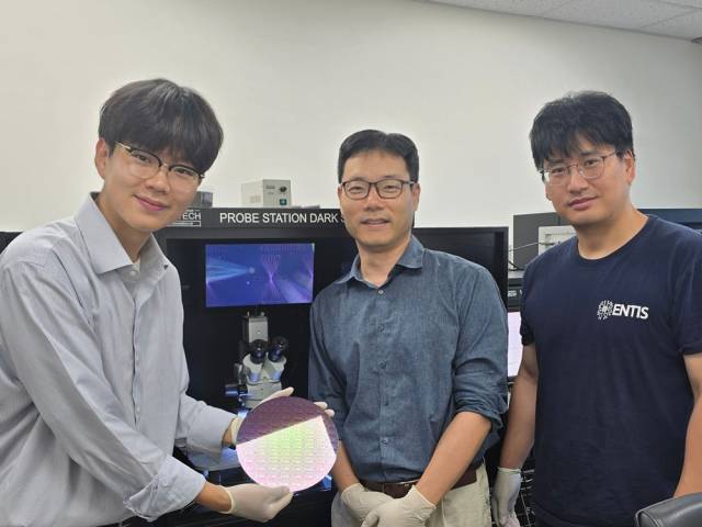 왼쪽부터 KAIST 전기및전자공학부 박시온 석박사통합과정, 충남대 이종원 교수, KAIST 최신현 교수. 사진제공=KAIST