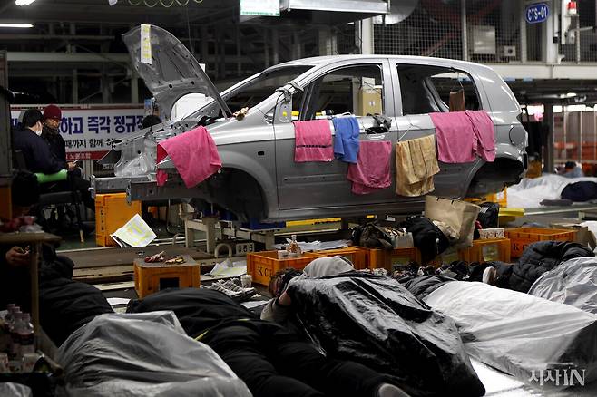 현대자동차 울산공장 비정규직 노조가 정규직 전환을 촉구하며 2010년 11월15일부터 울산공장 1공장 CTS 작업장을 점거한 채 파업을 벌이고 있다. ⓒ시사IN 조남진