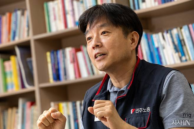 정기호 민주노총 법률원장이 7월1일 서울 중구 민주노총 사무실에서 최근 현대차가 행한 ‘소송수계’와 관련해 인터뷰를 진행하고 있다. ⓒ시사IN 신선영