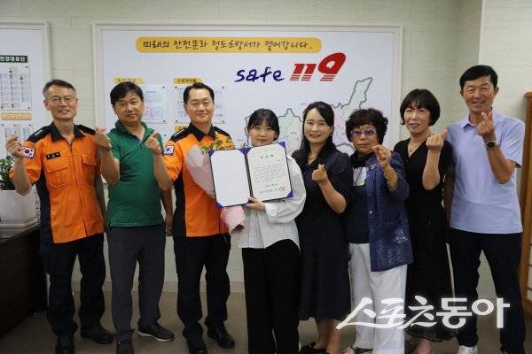 박경욱 청도소방서장은 화재 발생 현장에서 신속하고 침착한 조치로 조기 진압에 공을 세운 시민 윤채연씨를 표창했다. 사진제공 ㅣ 청도소방서