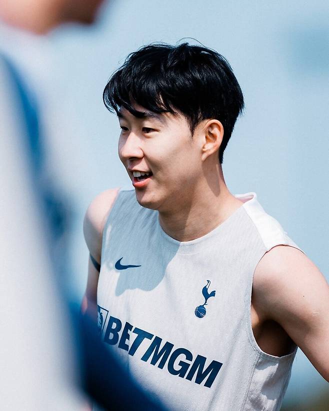 ▲ 손흥민은 현재 토트넘과 계약 종료까지 1년만 남은 상황이다. 토트넘 입장에서는 고민스런 주판알을 굴려야 한다. 사우디아라비아 리그 팀들과 조세 무리뉴 감독이 이끄는 페네르바체(튀르키예) 등 다양한 클럽과 연결되고 있어 이적료 수입이 가능하다. ⓒ 토트넘 홋스퍼