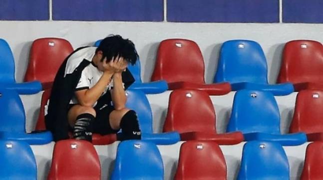 발렌시아 시절이던 지난 2021년 3월 레반테전에서 교체된 뒤 벤치에 앉아 고개를 숙이고 있는 이강인. 당시 스페인 매체들은 이강인이 벤치에서 눈물을 흘렸다며 대대적으로 조명하기도 했다. /사진=마르카 캡처