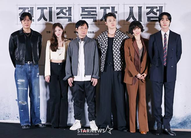 배우 이민호, 채수빈, 김병우 감독, 배우 신승호, 나나, 안효섭이 15일 오후 서울 메가박스 코엑스에서 진행된 영화 '전지적 독자 시점'(감독 김병우) 언론시사회 및 기자간담회에 참석해 포즈를 취하고 있다. 10년 이상 연재된 소설이 완결된 날 소설 속 세계가 현실이 된 세상에서 유일한 독자였던 ‘김독자’가 소설의 주인공 ‘유중혁’과 동료들과 함께 멸망한 세계에서 살아남기 위한 펼치는 이야기를 그린 판타지 액션 영화 '전지적 독자 시점’은 오는 23일 개봉한다. /2025.07.15 /사진=이동훈 photoguy@