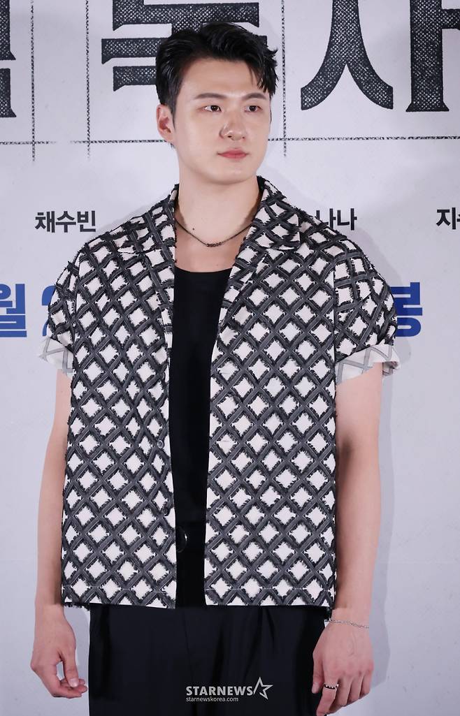 배우 신승호가 15일 오후 서울 메가박스 코엑스에서 진행된 영화 '전지적 독자 시점'(감독 김병우) 언론시사회 및 기자간담회에 참석해 포즈를 취하고 있다. 10년 이상 연재된 소설이 완결된 날 소설 속 세계가 현실이 된 세상에서 유일한 독자였던 ‘김독자’가 소설의 주인공 ‘유중혁’과 동료들과 함께 멸망한 세계에서 살아남기 위한 펼치는 이야기를 그린 판타지 액션 영화 '전지적 독자 시점’은 오는 23일 개봉한다. /2025.07.15 /사진=이동훈 photoguy@