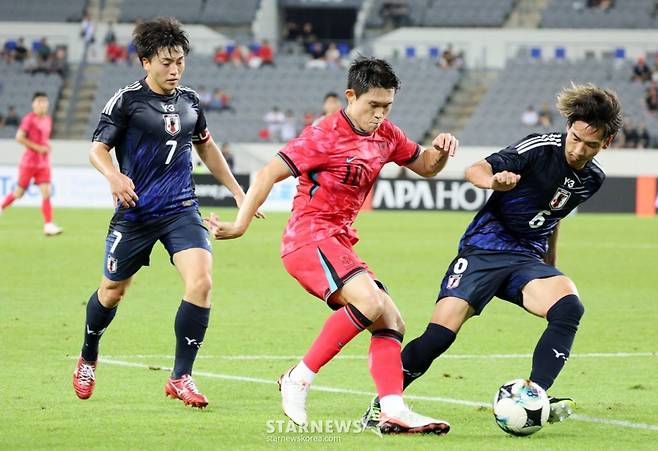 대한민국 이동경이 15일 용인미르종합운동장에서 열린 2025 동아시아축구연맹(EAFF) E-1 챔피언십(동아시안컵) 일본과의 최종전 전반 돌파를 시도하고 있다. 2025.07.15. /사진=강영조 선임기자