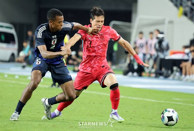 대한민국 이태석이 15일 용인미르종합운동장에서 열린 2025 동아시아축구연맹(EAFF) E-1 챔피언십(동아시안컵) 일본과의 최종전 후반 모치주키와 볼다툼을 벌이고 있다. /사진=강영조 선임기자