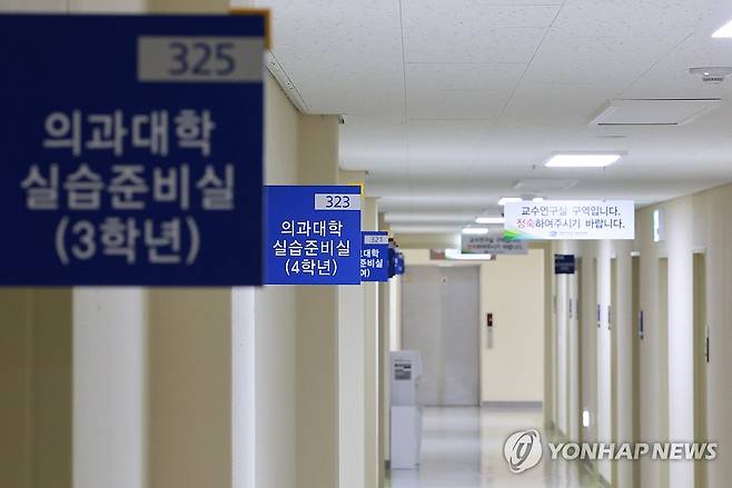 의대생들 1년 5개월 만에 학교 복귀 선언 (서울=연합뉴스) 신현우 기자 = 1년 반 가까이 학교를 떠나있던 의대생들이 전격적으로 복귀를 선언한 가운데 지난 13일 서울 시내 한 의대의 실습준비실. 2025.7.15 nowwego@yna.co.kr