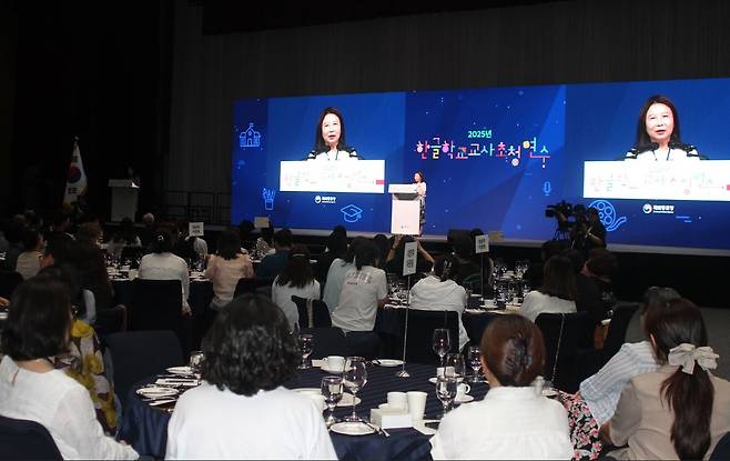 참가자 대표로 인사말 하는 조영애 교장 (인천=연합뉴스) 박현수 기자 = 지난 14일 인천 송도컨벤시아에서 열린 재외동포청 주최 한글학교 교사 연수 개막식에서 조영애 호주 웨이블리한글학교 교장이 참가자 대표로 인사말을 하고 있다. 2025. 07. 14. phyeonsoo@yna.co.kr