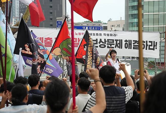 구호 외치는 넥슨 네오플 노조 (서울=연합뉴스) 김주환 기자 = 24일 서울 강남구 네오플 서울지사 사옥 앞에서 민주노총 화학섬유식품노조 넥슨지회 네오플분회 관계자들이 집회를 열고 있다.
네오플분회는 이날 서울지사, 25일 제주 본사에서 각각 집중 결의대회를 열고 다음날부터 3일간 전면 파업에 돌입한다고 이날 밝혔다. 2025.6.24 jujuk@yna.co.kr