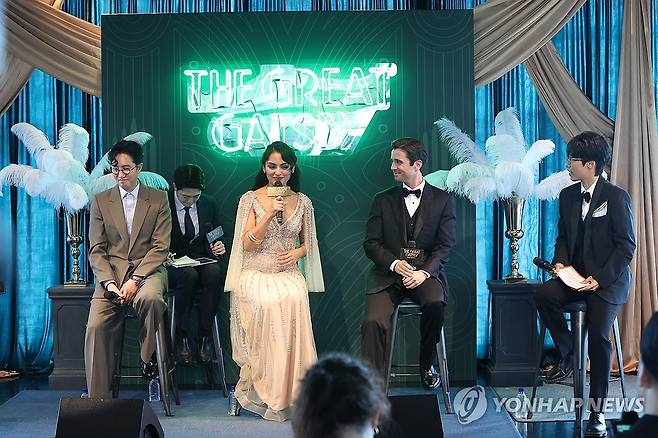 뮤지컬 '위대한 개츠비' 서울 쇼케이스 (서울=연합뉴스) 강민지 기자 = 15일 서울 서초구 솔빛섬 무드서울에서 뮤지컬 '위대한 개츠비' 서울 론칭 쇼케이스 '퍼스트 룩(FIRST LOOK)'이 열리고 있다. 왼쪽부터 신춘수 오디컴퍼니 대표, 배우 센젤 아마디,배우 매트 도일, 진행자 재재. 2025.7.15 mjkang@yna.co.kr