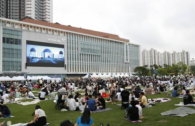 부천시 잔디광장에서 제25회 부천국제판타스틱영화제 행사가 시민들과 함께 진행되고 있다. 사진=BIFAN