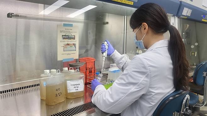 대구시 보건환경연구원에서 하수 내 감염병을 감시하는 작업을 진행 중이다. 대구시 보건환경연구원 제공