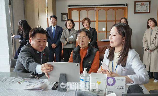 제주도는 도내 지역별 의료격차 해소를 위해 의료접근성 강화 정책을 지속적으로 개발·적용하고 있다. 건강주치의 또한 이러한 맥락 속에서 입안됐다. 사진은 1월 23일 오영훈 제주도지사(왼쪽)가 설 명절을 앞두고 서귀포시 안덕면에 위치한 한 어르신 자택을 방문해 원격 협진시행과 인공지능 기반 돌봄 서비스 운영 실태를 살피는 모습. (사진=제주자치도청)