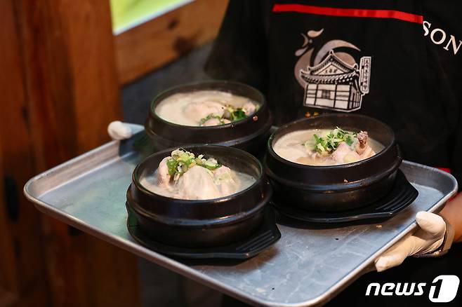 서울 시내 한 삼계탕 전문식당에서 직원이 삼계탕을 나르고 있다.(자료사진) (공동취재) 2023.7.10/뉴스1 ⓒ News1 김도우 기자