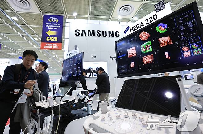 20일 오후 서울 강남구 삼성동 코엑스에서 열린 제40회 국제의료기기·병원설비전시회(KIMES 2025)를 찾은 참관객들이 삼성메디슨 부스에서 프리미엄 초음파 진단기기 등을 살펴보고 있다. 2025.3.20/뉴스1 ⓒ News1 박정호 기자