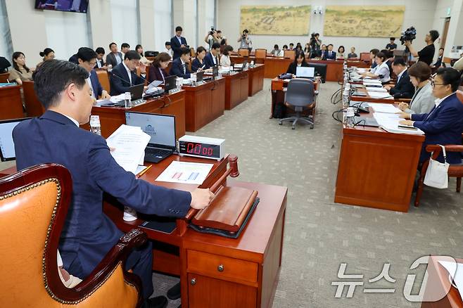 김영호 국회 교육위원회 위원장이 8일 오후 서울 여의도 국회에서 열린 제427회국회(임시회) 제1차 전체회의에서 의사봉을 두드리고 있다. 교육위는 오는 16일 이진숙 사회부총리 겸 교육부 장관 후보자 인사청문회를 실시할 예정이다. 2025.7.8/뉴스1 ⓒ News1 안은나 기자