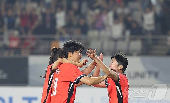 13일 오후 경기 화성시 향남읍 화성종합경기타운에서 열린 2025 동아시아축구연맹(EAFF) E-1 챔피언십 여자부 대한민국과 일본의 경기, 대한민국 정다빈이 후반 동점골을 넣은 뒤 지소연의 축하를 받고 있다. 2025.7.13/뉴스1 ⓒ News1 김진환 기자