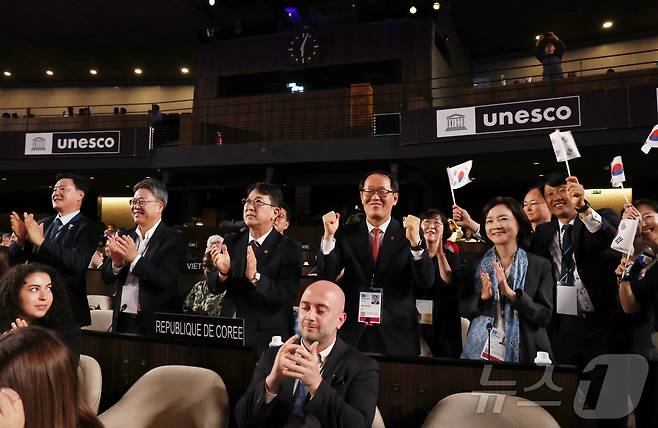 최응천 국가유산청장과 정부대표단, 부산시 관계자 등이 16일(한국시간) 프랑스 파리 유네스코 본부에서 열린 제47차 유네스코 세계유산위원회에서 차기 세계유산위원회 개최지로 대한민국 부산이 확정되자 환호하고 있다. 2025.7.16/뉴스1 ⓒ News1 이준성 기자