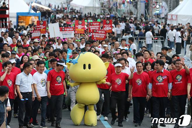 이장우 대전시장과 내빈들이 2023년 8월 17일 대전 중구 은행동과 대전역 일대에서 진행된 '0시축제' 폐막식에서 퍼레이드를 하는 모습. 2023.8.17/뉴스1 ⓒ News1 김기태 기자