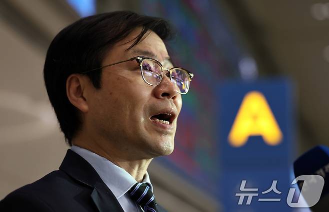 여한구 산업통상자원부 통상교섭본부장이 10일 오후 인천국제공항 제2여객터미널을 통해 워싱턴D.C에서 귀국한 뒤 취재진의 질문에 답하고 있다. 2025.7.10/뉴스1 ⓒ News1 구윤성 기자