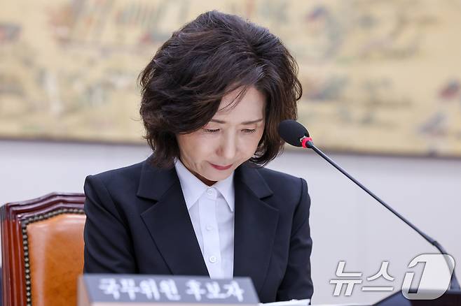 이진숙 사회부총리 겸 교육부 장관 후보자가 16일 오전 서울 여의도 국회 교육위원회에서 열린 인사청문회에 출석해 자녀 조기유학 문제에 대해 사과하고 있다. 2025.7.16/뉴스1 ⓒ News1 안은나 기자